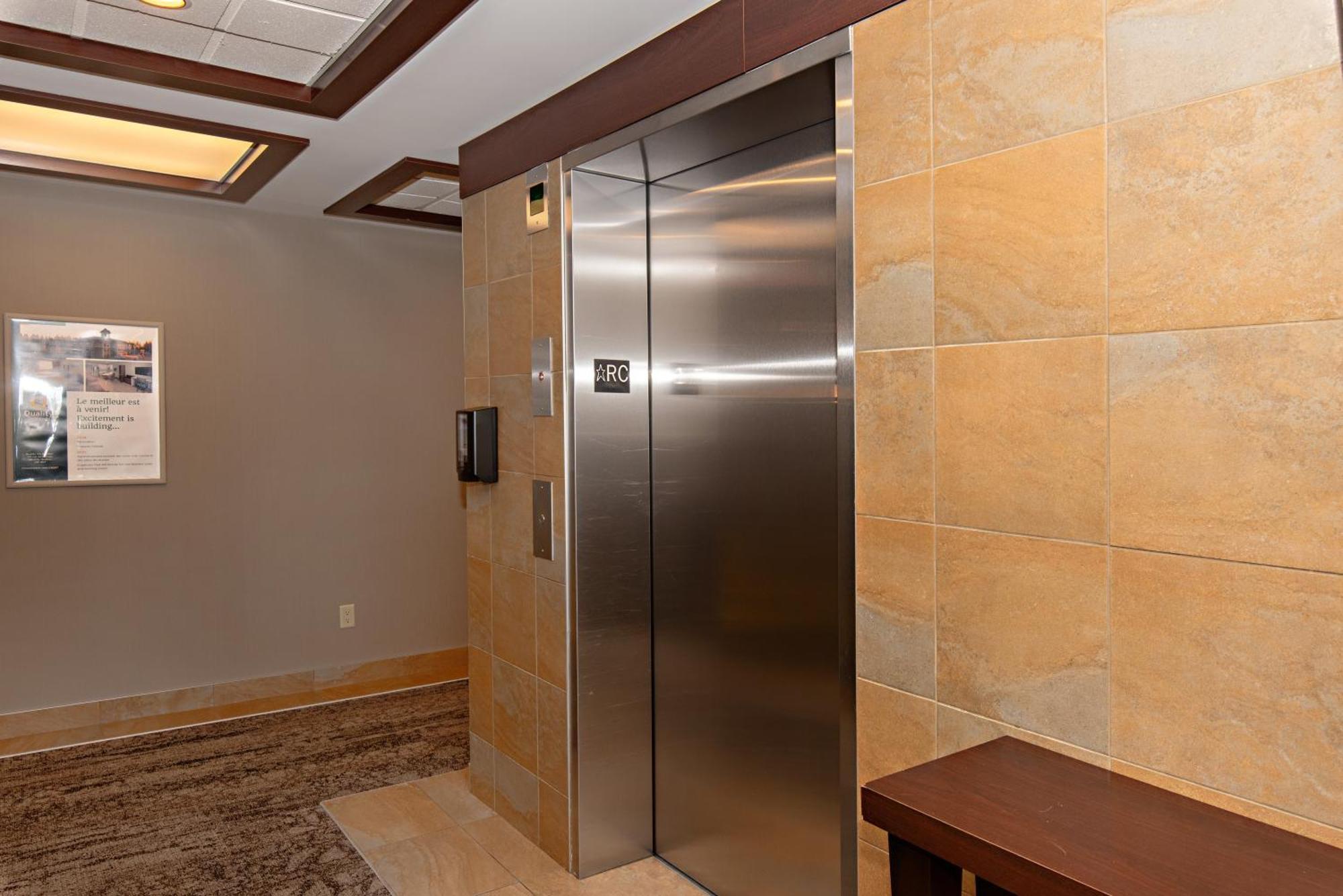 Quality Inn & Suites Val-d'Or Εξωτερικό φωτογραφία