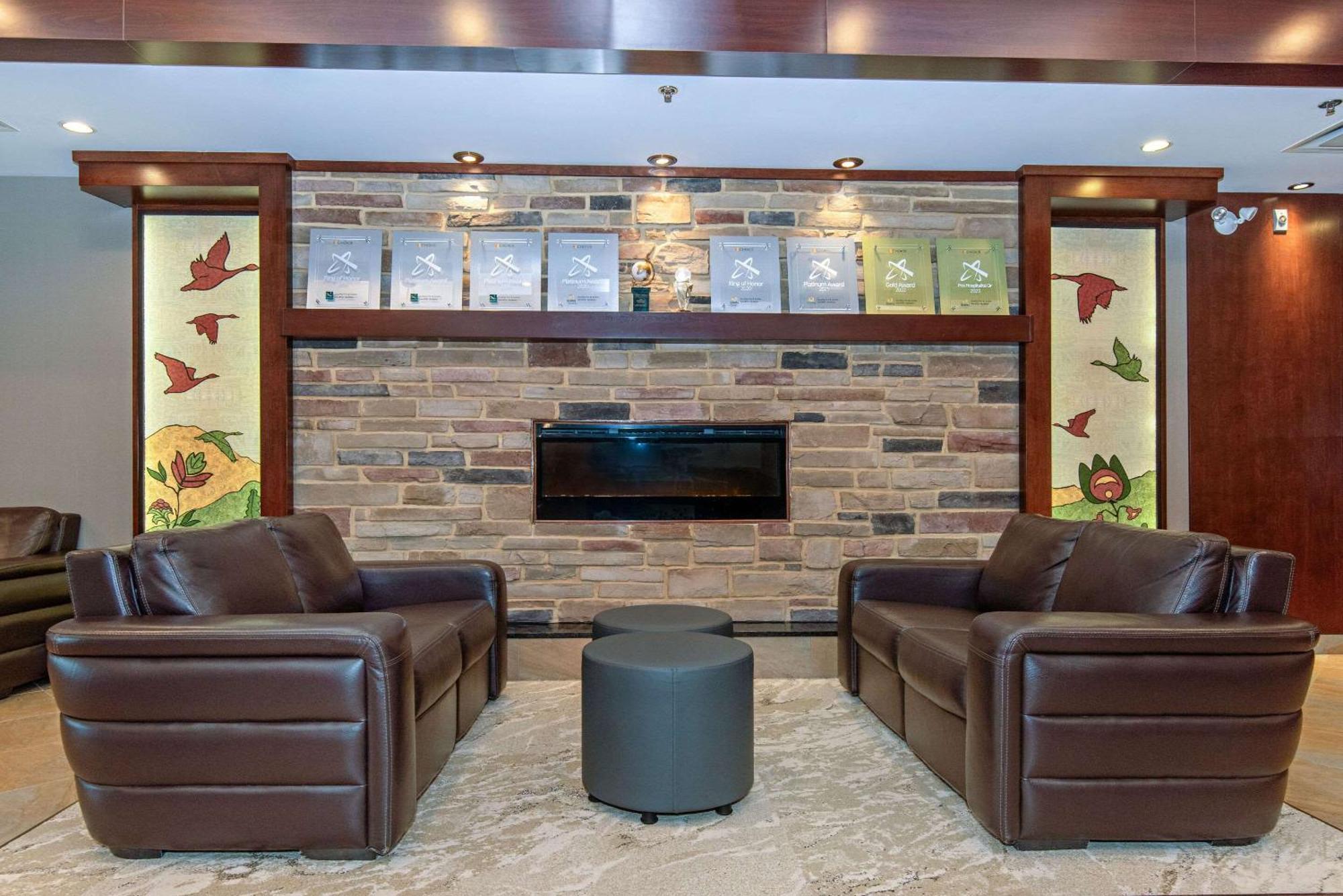 Quality Inn & Suites Val-d'Or Εξωτερικό φωτογραφία