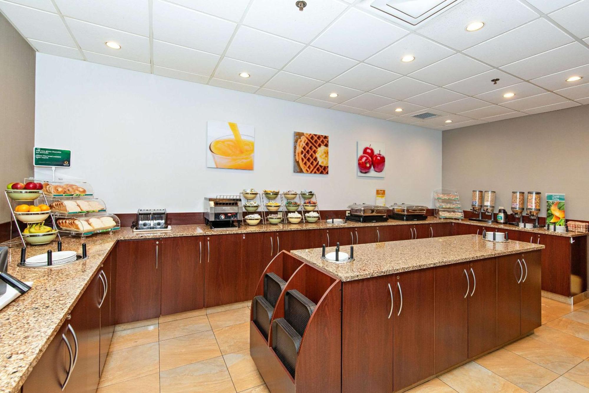 Quality Inn & Suites Val-d'Or Εξωτερικό φωτογραφία